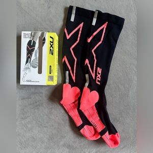 ❌SOLD❌ EUC- 2XU Hyoptik Compression Socks - Women Large pink/black
